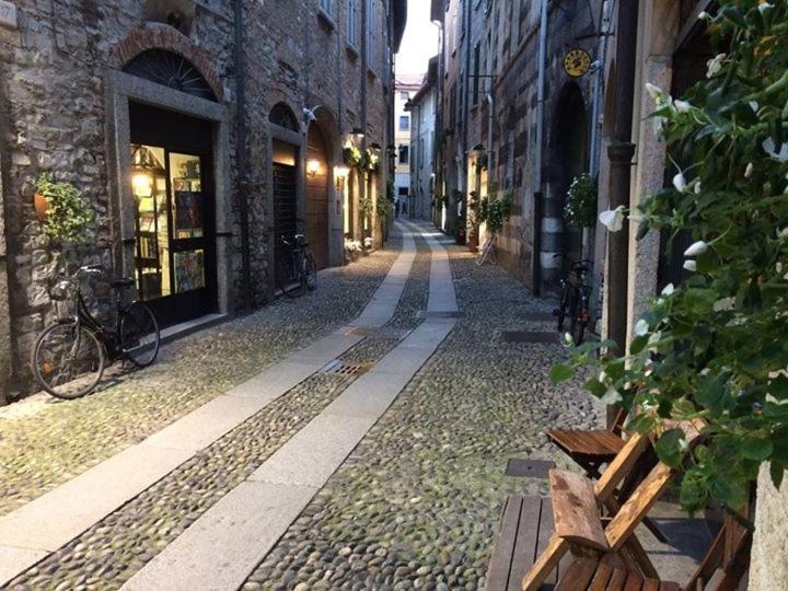 Antica Corte, Bilocale Nel Centro Storico Di Como Apartment Bagian luar foto